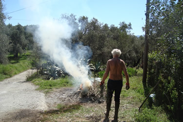 Le bois de taille alimentera durant trois jours de nombreux feux